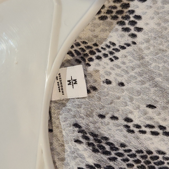 Flutter sleeve button up blouse - Picture 2 of 6